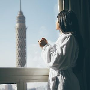 Camera doppia superior con vista sulla città